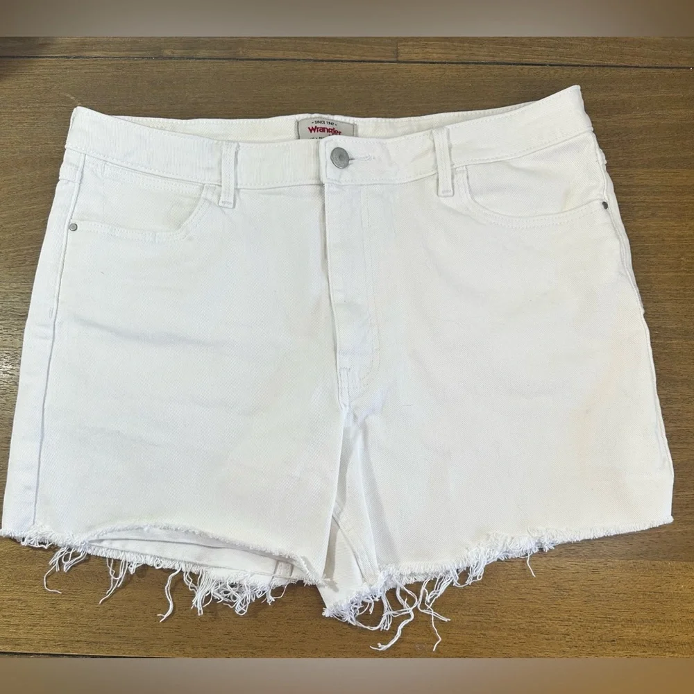 NWOT WRANGLER Classic White‎ Jean Roll Shorts Womens Size 12